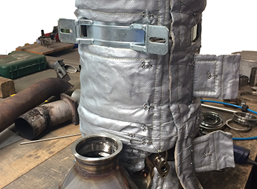 Anprobe des Hitzeschutz-Anzugs für ein SCR-System